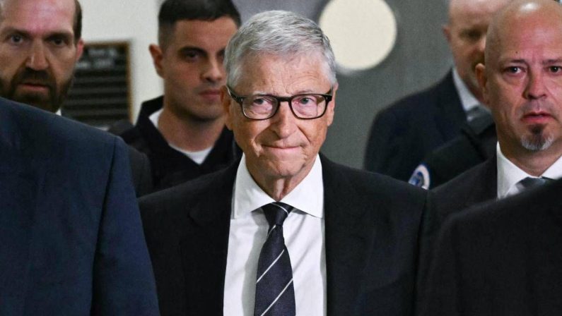 Bill Gates testimonia a porte chiuse sul caso Epstein: “Grave errore incontrarlo”