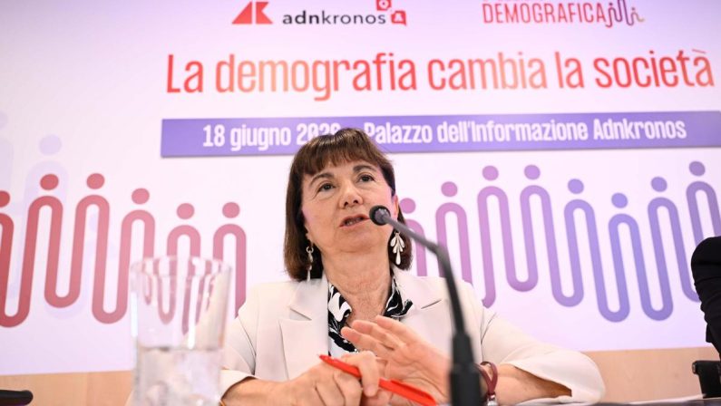 Roccella: “Alla disattenzione verso la famiglia rimediamo con sostegni su 3 pilastri”