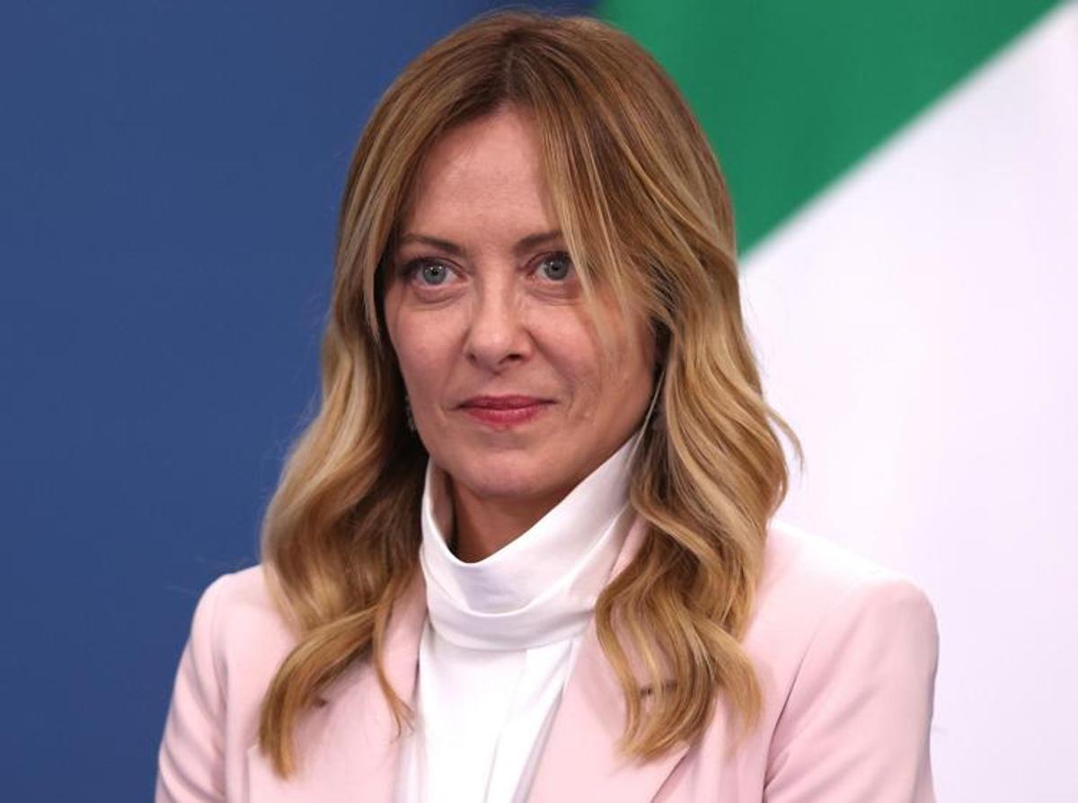 https://www.quotidianodelsud.it/wp-content/uploads/2026/06/giorgiameloni-tailleurrosa-ipa-fg-1.jpeg