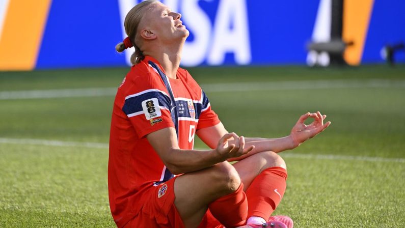 Haaland trascina la Norvegia, doppietta e show all’esordio Mondiale