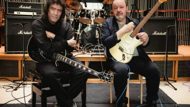 Le chitarre di Hackett e Rothery insieme in un disco. E il tocco magico è di un italiano