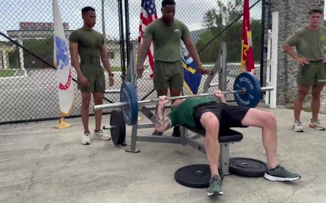 Hegseth e la sfida con i Marines, lo show con il bilanciere alla panca