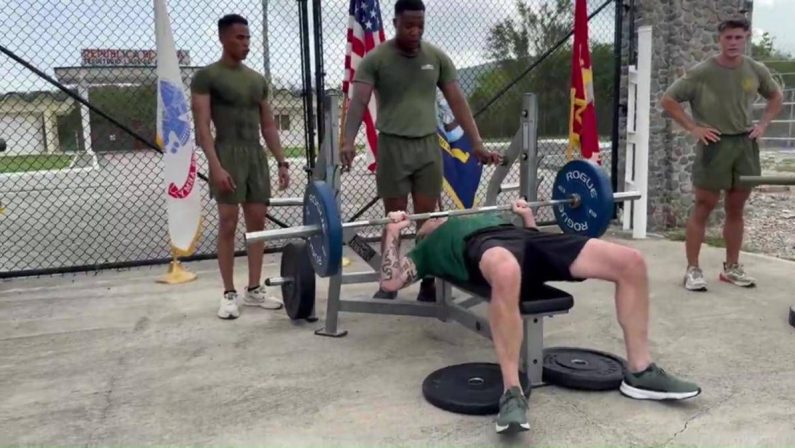 Hegseth e la sfida con i Marines, lo show con il bilanciere alla panca