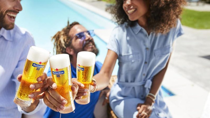Alimenti: la birra analcolica è la nuova protagonista dell’estate 2026, per la gen z è buona, versatile e ‘cool’