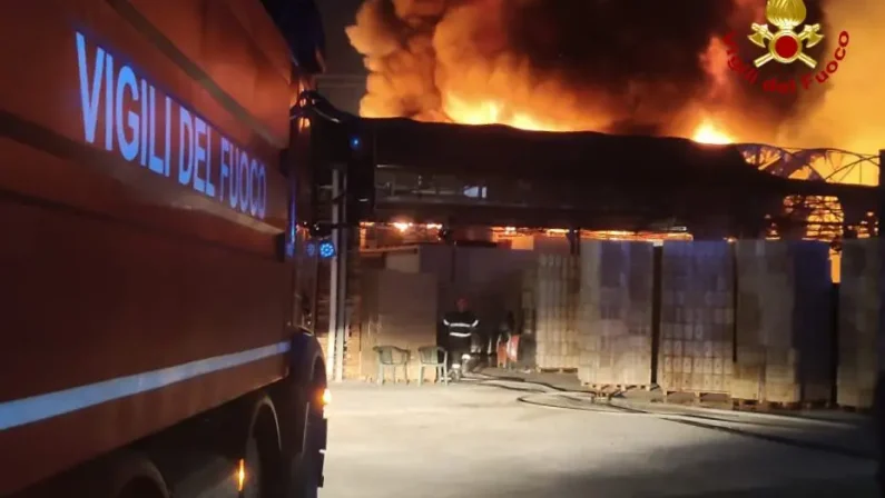 Napoli, incendio in azienda ortofrutticola a Ponticelli: fiamme sotto controllo dopo intervento dei Vigili del Fuoco