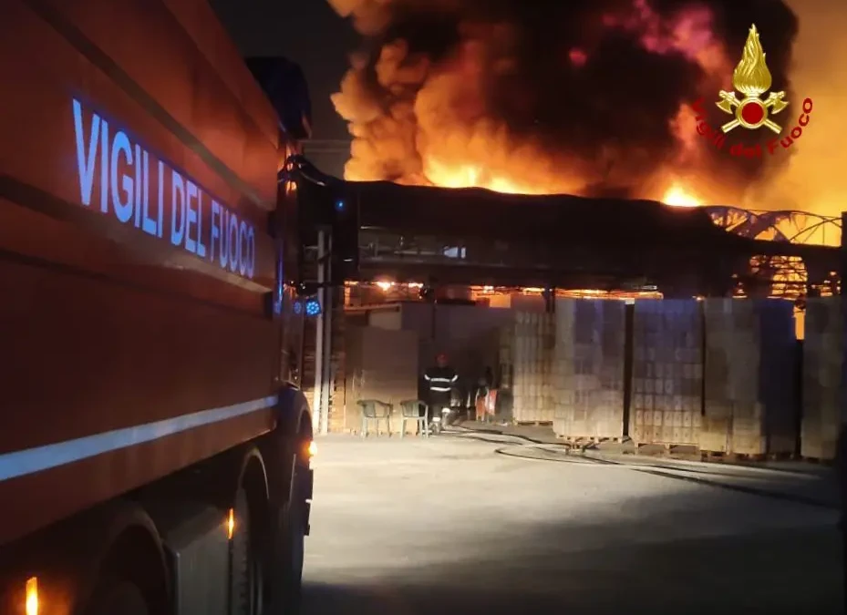 Napoli, incendio in azienda ortofrutticola a Ponticelli: fiamme sotto controllo dopo intervento dei Vigili del Fuoco