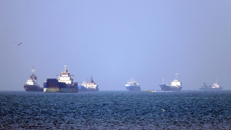 Iran, Usa abbattono droni iraniani a Hormuz. Teheran: “Accordo mai così vicino”