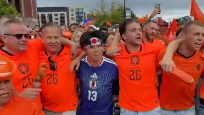 Mondiali, tifoso del Giappone ‘superstar’… nella festa dell’Olanda