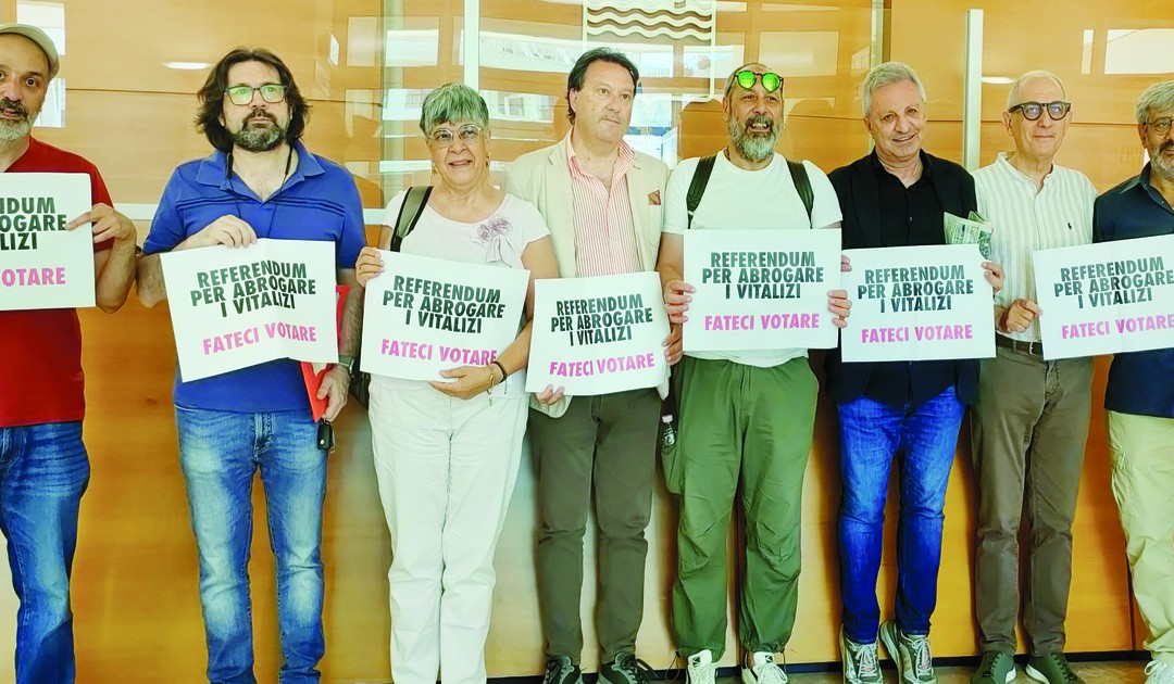 Il comitato anti vitalizi al deposito del quesito alla Consulta