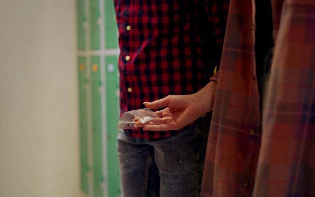 Droga, cresce il consumo tra studenti under 18. Meloni: “Al lavoro per società libera da dipendenze”