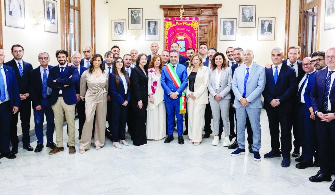 Il sindaco Francesco Cannizzaro con i 32 consiglieri comunali eletti appena proclamati a Palazzo San Giorgio