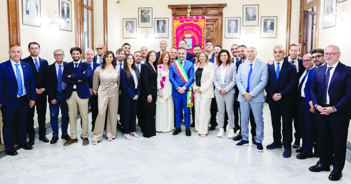 https://www.quotidianodelsud.it/wp-content/uploads/2026/06/il-sindaco-francesco-cannizzaro-con-i-32-consiglieri-comunali-eletti-reggio-calabria.jpg