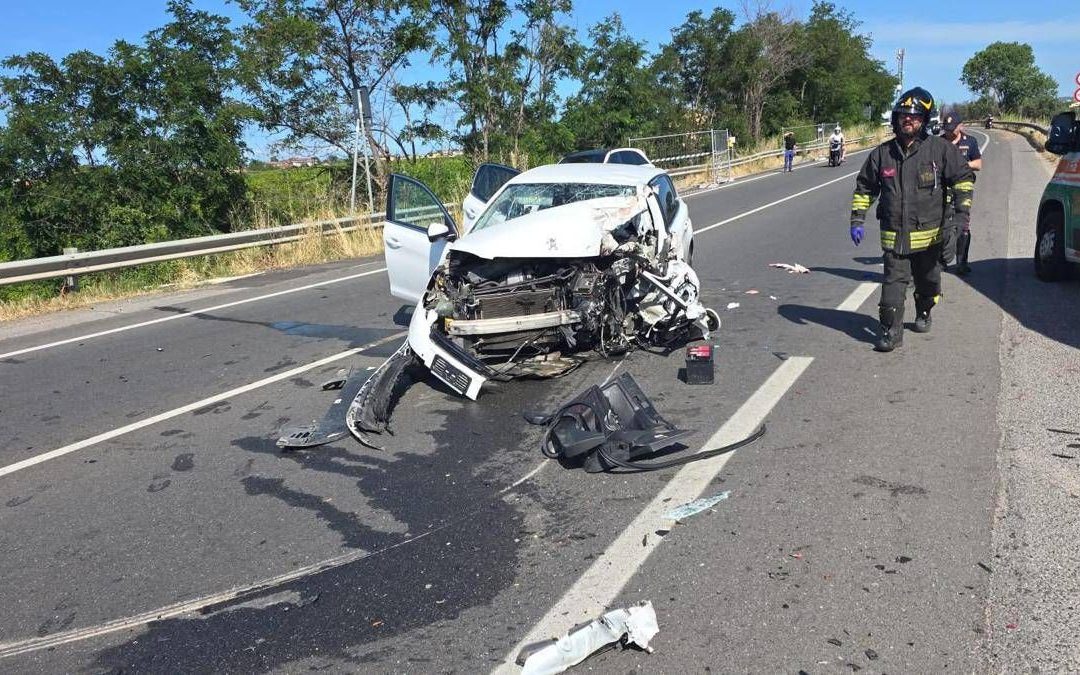 Scontro tra auto e camion sulla 106 jonica nel cosentino: un morto e due feriti