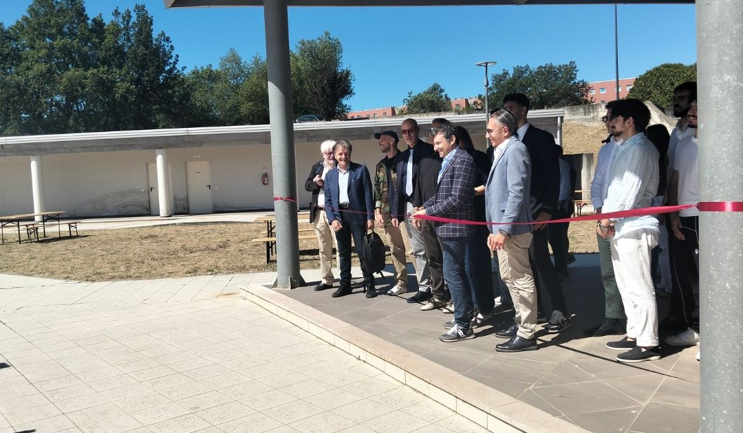 Il taglio del nastro durante l'inaugurazione
