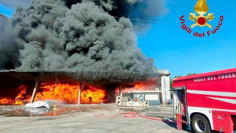 Pisa, in fiamme un capannone industriale: maxi incendio a Vicopisano