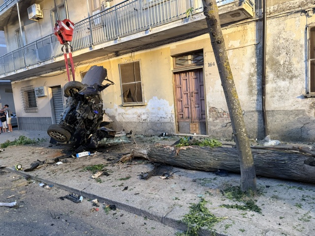 Cutro, giovane di 18 anni morto in un incidente: guidava l’auto col foglio rosa