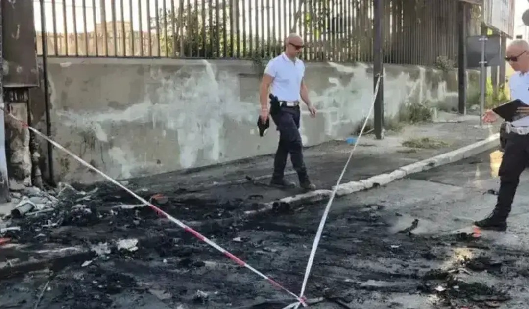 Incidente a Foggia, auto si schianta su un palazzo e prende fuoco: 4 feriti