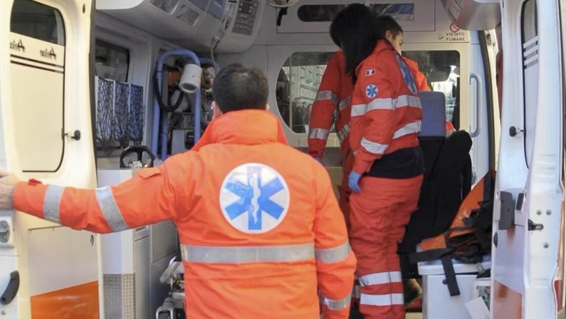 Scontro frontale nel Vibonese, grave un 17enneCoinvolti anche il sindaco di Dinami e la figlia
