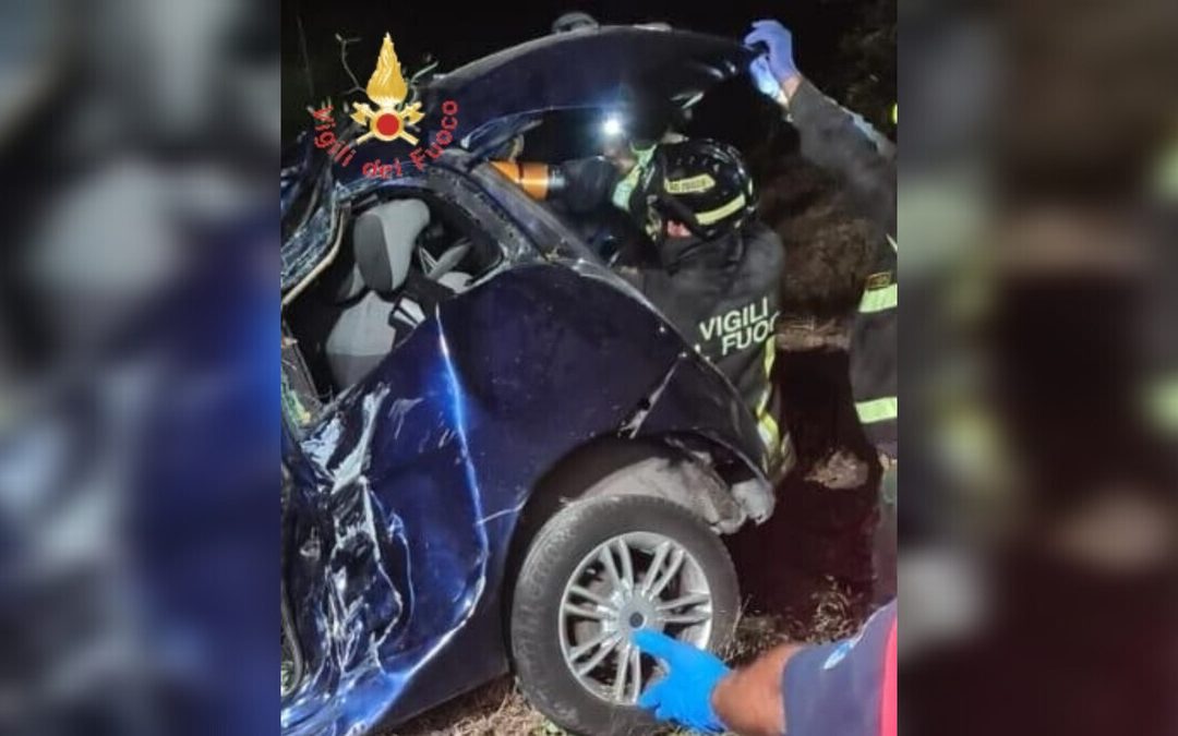 Incidente a Squillace, schianto in auto contro un albero: morto 20enne