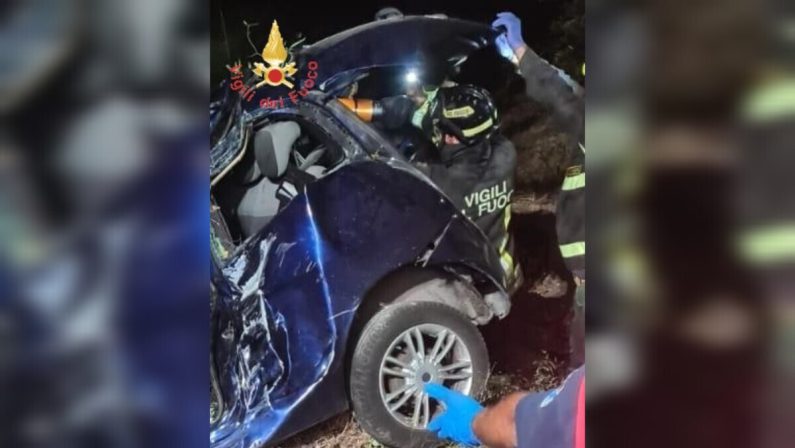 Incidente a Squillace, schianto in auto contro un albero: morto 20enne