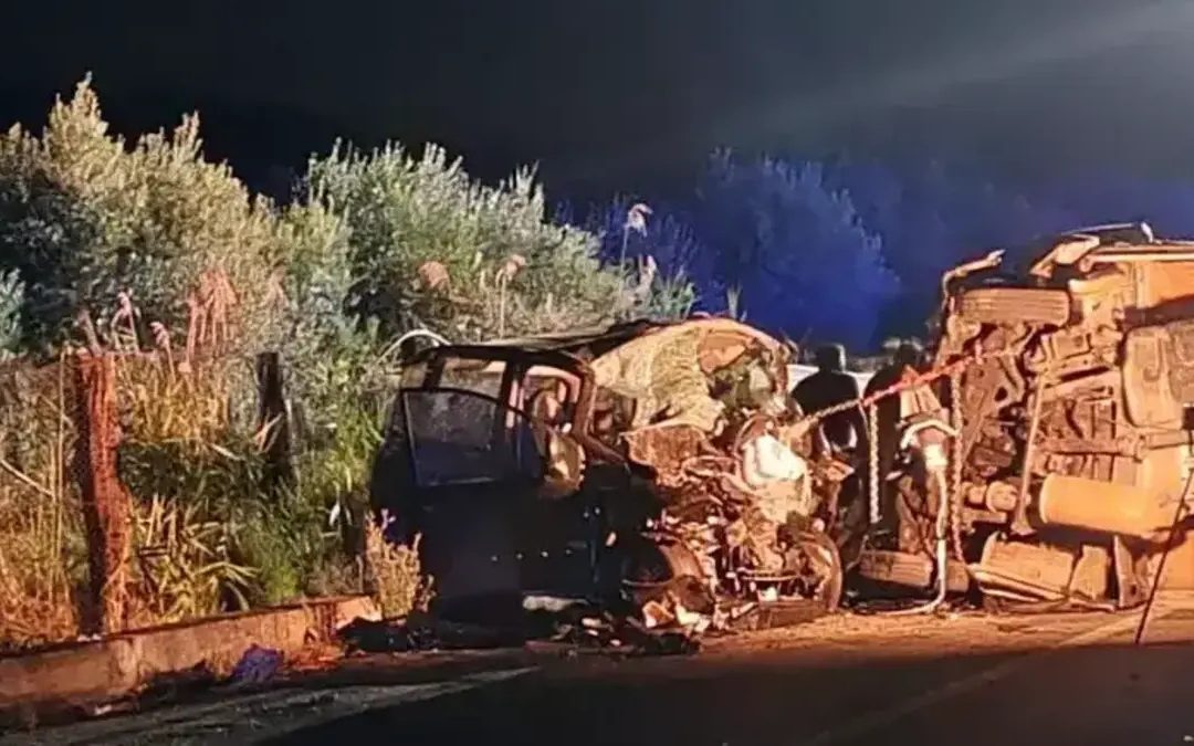 Pietrapaola, incidente sulla Ss106, scontro frontale tra auto e camion: un morto e 3 feriti gravi