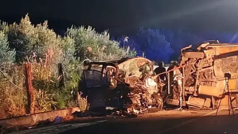 Pietrapaola, incidente sulla Ss106, scontro frontale tra auto e camion: un morto e 3 feriti gravi