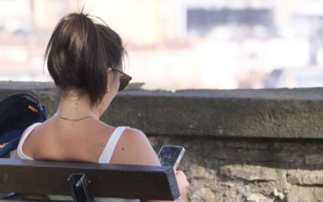 Oltre 270mila euro incassati su OnlyFans, ma percepiva Naspi: denunciata influencer