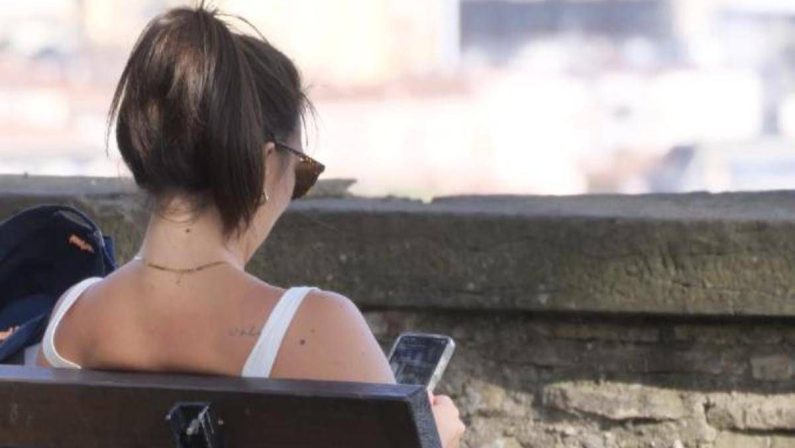 Oltre 270mila euro incassati su OnlyFans, ma percepiva Naspi: denunciata influencer
