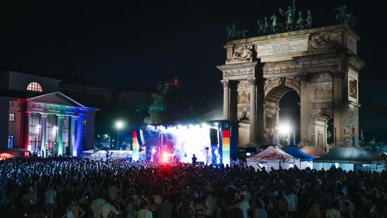 Milano Pride, oggi la parata alle 17: i consigli contro il caldo record