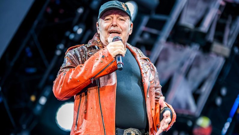 Vasco Rossi, il figlio Luca compie 35 anni: “Gli auguro tanta gioia e salute”