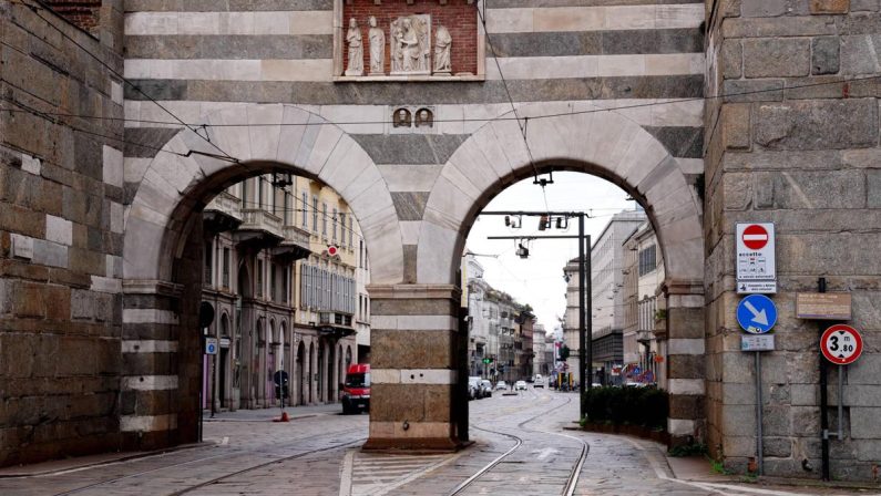 Palpeggia passante in pieno centro a Milano: arrestato per violenza sessuale