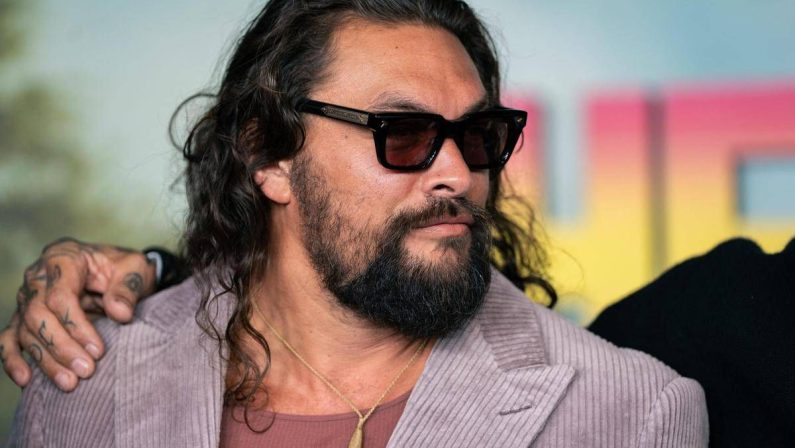 Jason Momoa fa dietrofront, lascia la produzione di ‘Heeldrivers’: cosa è successo