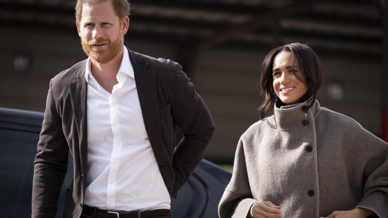 I Sussex in Gb con i figli, grazie a un ricatto emotivo di Harry a Re Carlo?
