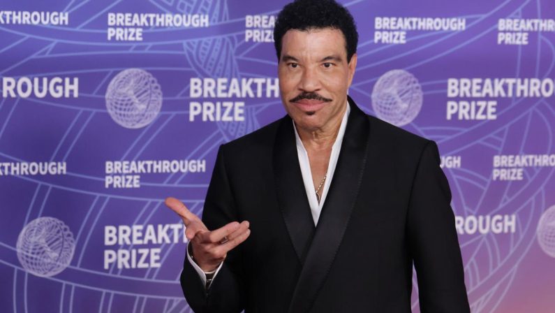 Lionel Richie ferma il concerto per un malore: “Non era in condizioni di continuare”