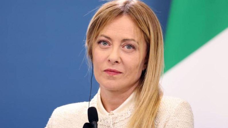 Ucraina, Meloni: “Sostegno a Kiev e pressione sulla Russia. Ue individui figura autorevole per negoziato”