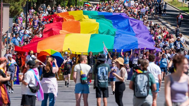 Mondiali, Iran-Egitto a Seattle nel giorno del Pride: sì a bandiere arcobaleno