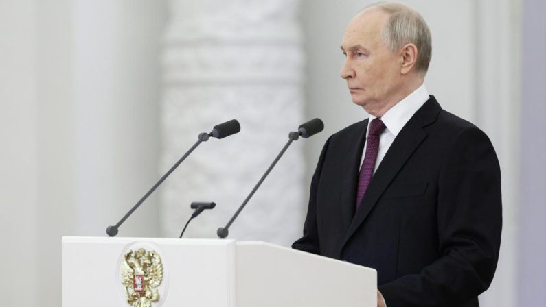 Putin contro Nato e Ue: “Minaccia russa scusa per giustificare aumento spese militari”