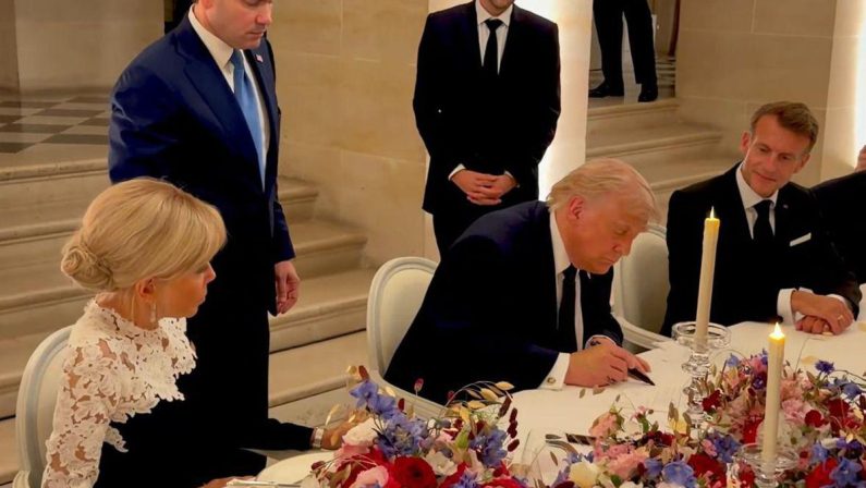 Usa-Iran, Trump firma l’accordo: “Non è stato facile”