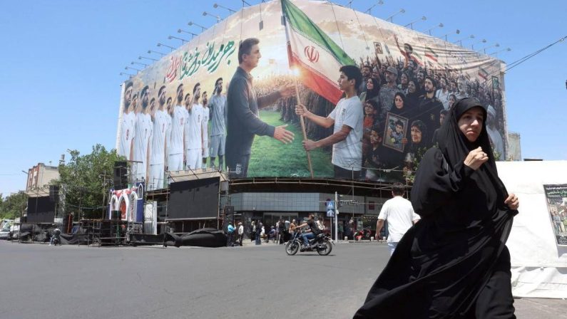 Iran, Teheran risponde ai raid Usa: missili contro Kuwait e Bahrain