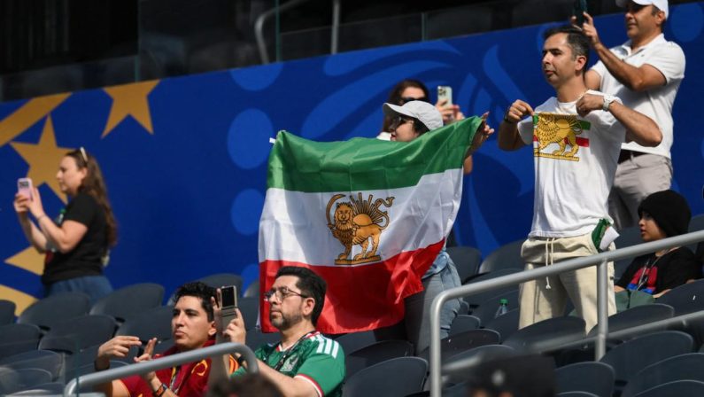 Iran, proteste allo stadio e ‘vecchia’ bandiera fuorilegge ai Mondiali