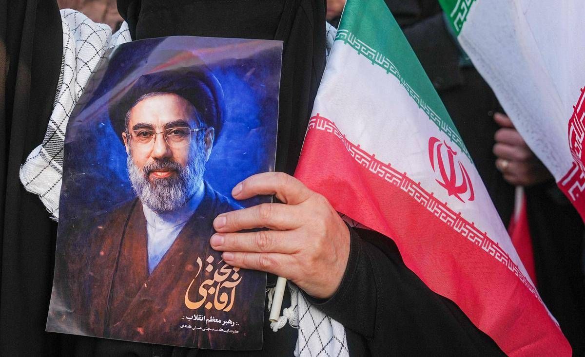 https://www.quotidianodelsud.it/wp-content/uploads/2026/06/iran-mojtaba-khamenei-donna-ritratto-fg-ipa.jpeg