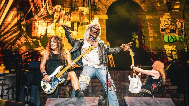 Milano si inchina agli Iron Maiden, a San Siro la storia dell’heavy metal