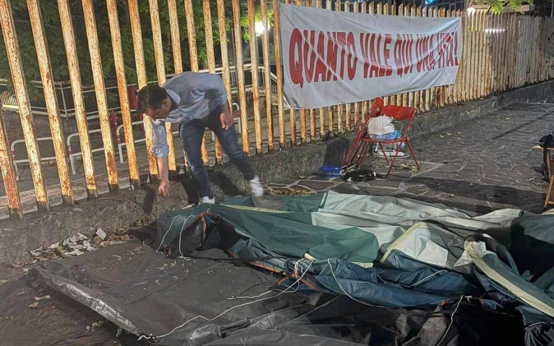 Isernia, dopo 167 notti all’addiaccio per difendere l’ospedale il sindaco toglie la tenda