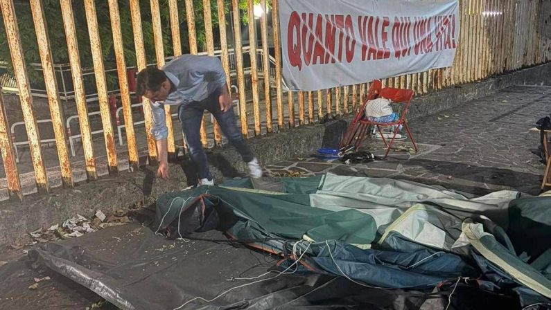 Isernia, dopo 167 notti all’addiaccio per difendere l’ospedale il sindaco toglie la tenda