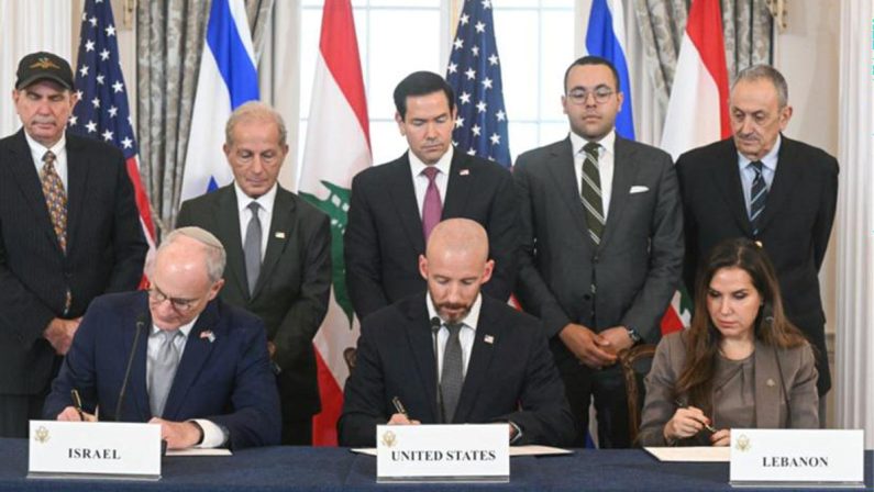 Israele-Libano, accordo firmato a Washington. Hezbollah dice no. Netanyahu: “Idf restano nel Paese”