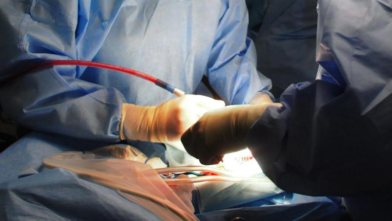 Operata al femore a 104 anni, già in piedi il giorno successivo all’intervento