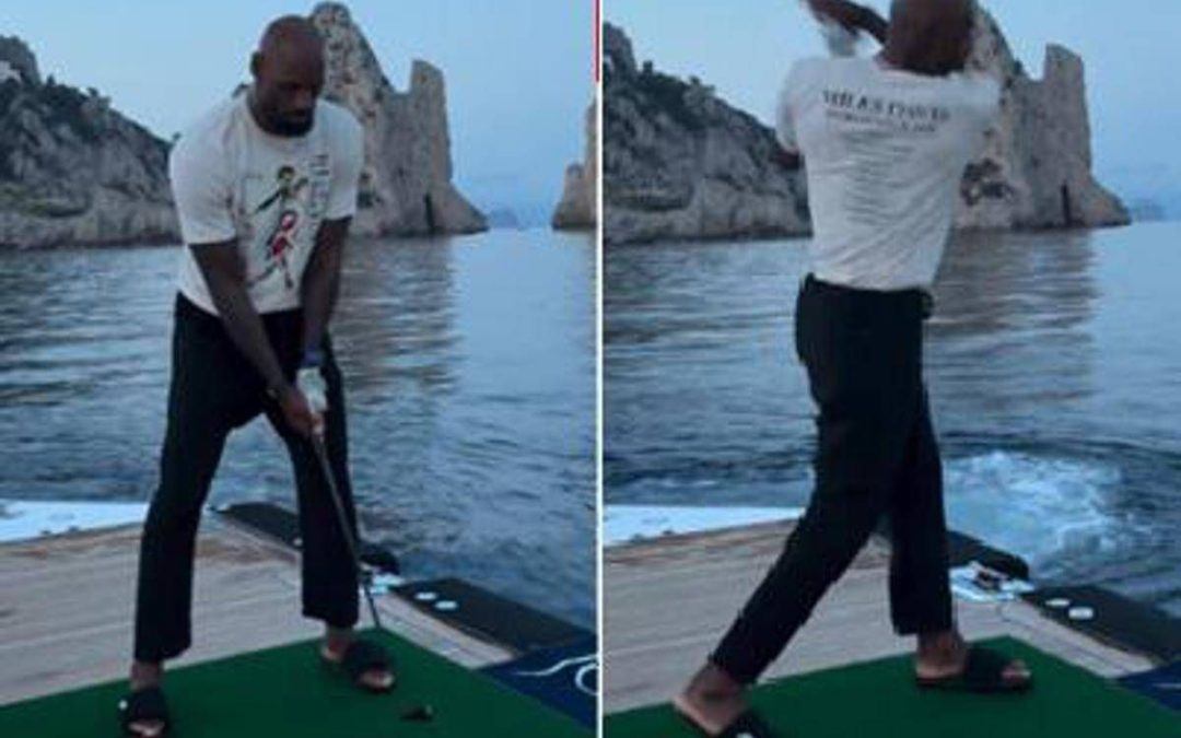 LeBron James gioca a gof… in mare. Il Codacons accusa: “Sta inquinando”