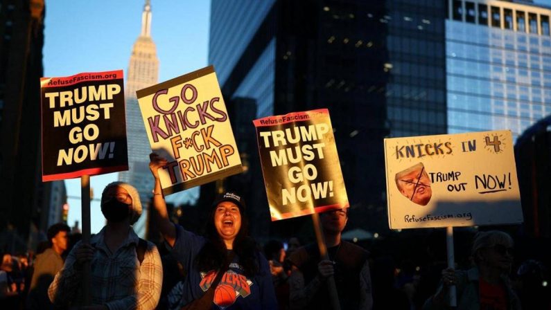 Trump fischiato al Madison Square Garden, i Knicks perdono la gara 3