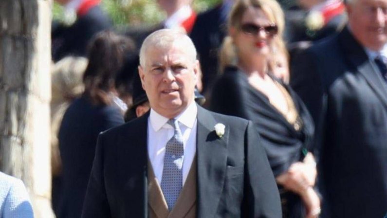 Gran Bretagna, nuove accuse per l’ex principe Andrea: subaffittava i cottage di Royal Lodge
