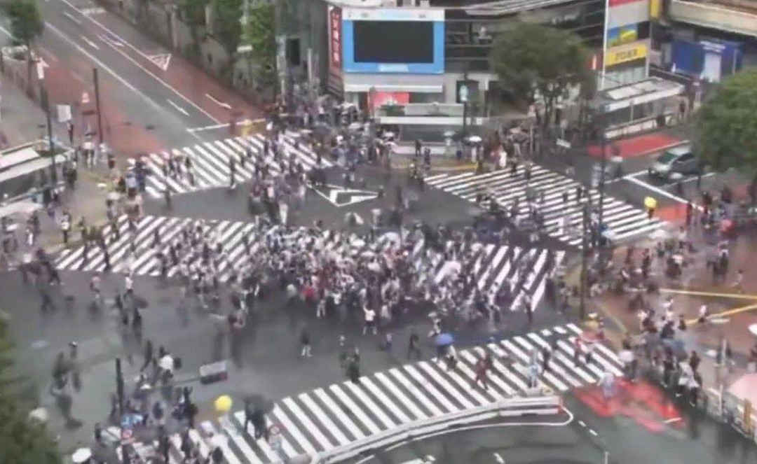 Mondiali, il Giappone pareggia con l’Olanda e a Tokyo si fa festa… al semaforo